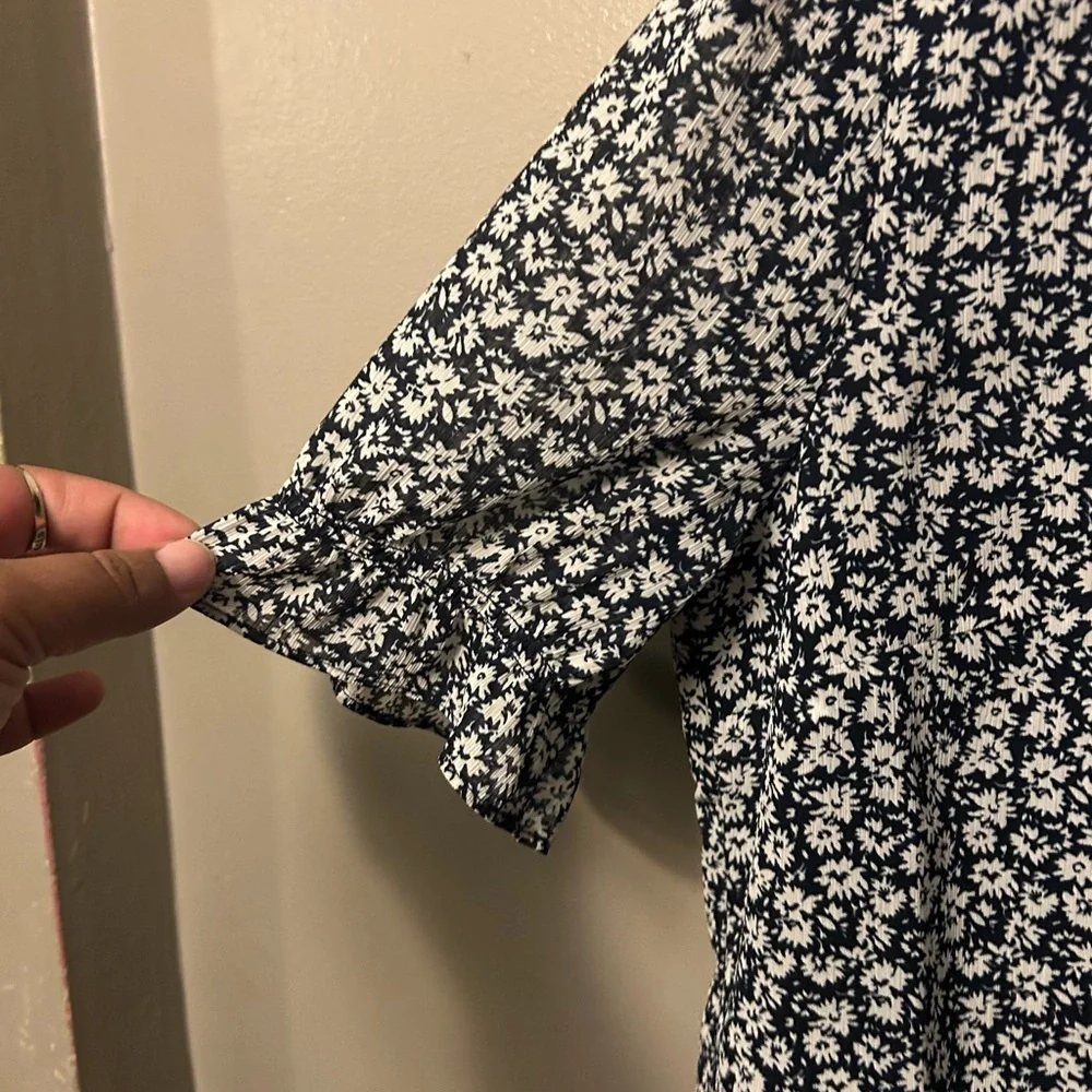 J Crew Factory Floral Navy and White short sleeve top - Picture 4 of 10